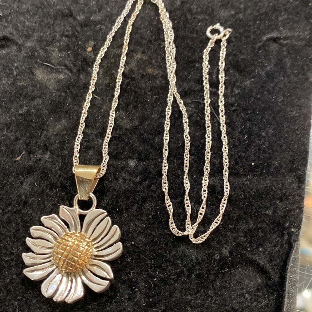 Sterling Silver sunflower pendant with 18” sterling silver chain - Picture 3 of 5